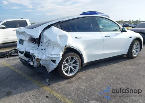 2023 Tesla Model Y Awd/Long Range Dual Motor All-Wheel Drive z USA, uszkodzony, nr VIN 7SAYGDEE3PA123054
